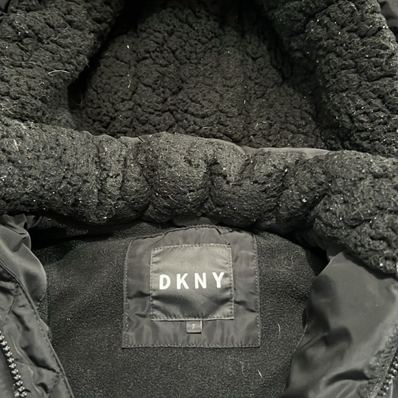 Boys DKNY puffer winter jacket black warm coat size 7 preloved - Picture 7 of 10